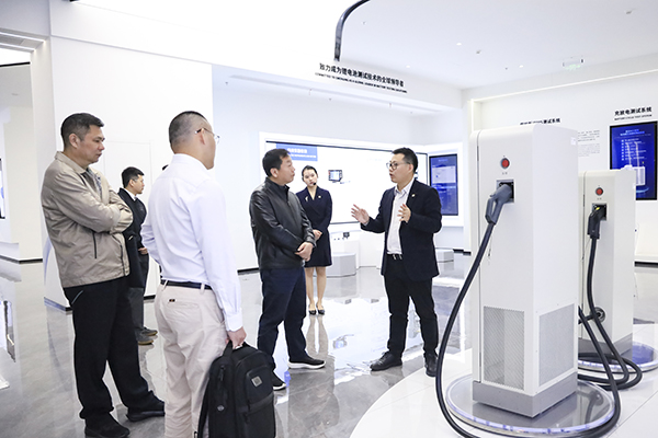 星云股份副董事長、總裁劉作斌向福船集團(tuán)副總經(jīng)理李振均一行介紹公司充電產(chǎn)品.jpg